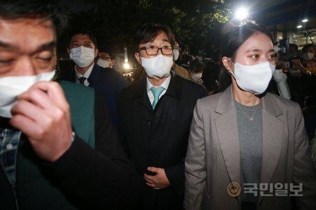 호승진 서울중앙지방검찰청 부부장검사를 비롯해 압수수색에 나섰던 검찰 관계자들이 19일 서울 여의도 중앙당사 앞에서 철수하고 있다.