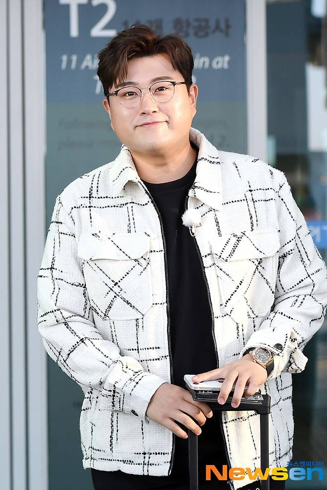 Singer Kim Ho-joong (KIMHOJOONG) is leaving for Bangkok, Thailand on October 20th afternoon to shoot TV Chosun entertainment show  ⁇ in the puddle (GO) ⁇  through Passenger Terminal 1 of Incheon International Airport in Unseo-dong, Jung-gu, Incheon.
