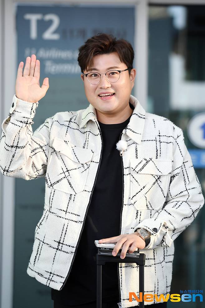 Singer Kim Ho-joong (KIMHOJOONG) is leaving for Bangkok, Thailand on October 20th afternoon to shoot TV Chosun entertainment show  ⁇ in the puddle (GO) ⁇  through Passenger Terminal 1 of Incheon International Airport in Unseo-dong, Jung-gu, Incheon.