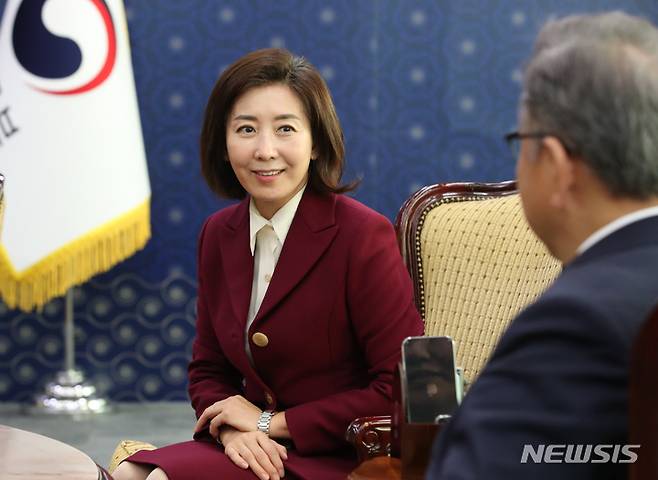 [서울=뉴시스] 김명원 기자 = 박진 외교부 장관이 20일 오전 서울 종로구 외교부에서 기후환경대사에 임명된 나경원 저출산고령사회위원회 부위원장과 환담하고 있다. 2022.10.20. kmx1105@newsis.com