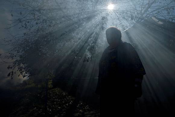 17일(현지시간) 러시아군 공격으로 마을 전체에 전기 및 가스 공급이 중단된 우크라이나 하르키우주 코로보치네에서 주민 올가(70)가 집 밖에 서 있다. 2022.10.18 로이터 연합뉴스