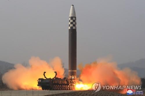 북한이 공개한 대륙간탄도미사일(ICBM) 화성-17형 [조선중앙통신 연합뉴스 자료사진. 국내에서만 사용가능. 재배포 금지. For Use Only in the Republic of Korea. No Redistribution]