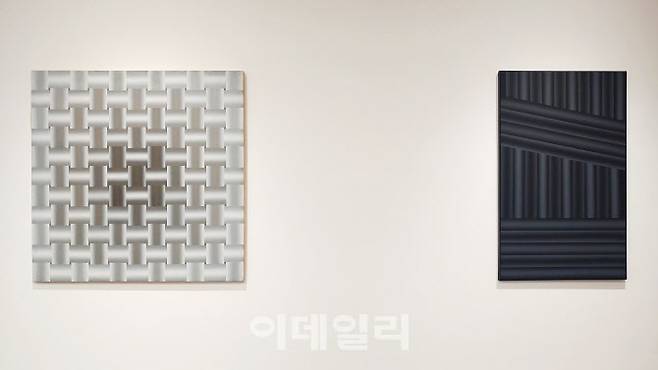 국제갤러리 ‘이승조 전’ 전경. ‘핵 F-77’(1971·145×145㎝·왼쪽)와 ‘핵 89-20’(1989·145×89.5㎝)이 나란히 걸렸다. 단순한 색감을 입은 세련된 미감의 파이프. 얼추 20년을 사이에 둔 두 작품에선 세월의 거리감을 전혀 느낄 수 없다(사진=오현주 문화전문기자).