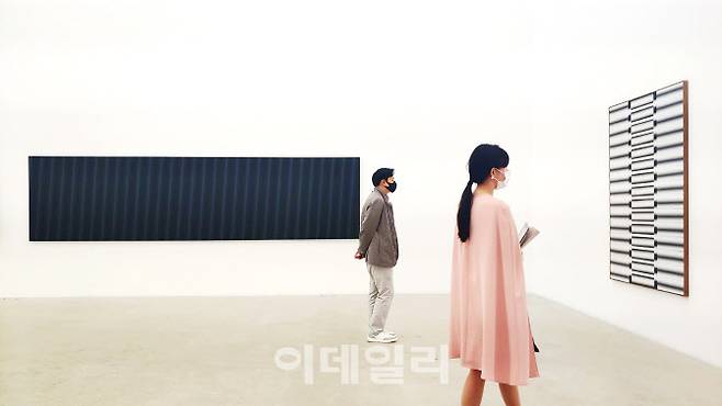 국제갤러리 ‘이승조 전’ 전경. ‘핵 78-21’(1978·128.5×500.5㎝·왼쪽)과 ‘핵 88-19’(1988·195×132.5㎝) 등 이 작가의 대작이 줄줄이 걸린 전시장에는 관람객들이 발걸음이 끊이질 않았다(사진=오현주 문화전문기자).