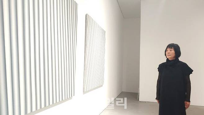 작가 이승조의 아내 고정자 여사가 서울 종로구 국제갤러리 ‘이승조 전’을 둘러보다가 나란히 걸린 ‘핵 74-07’(1974·145×145㎝·왼쪽)과 ‘핵 75-10’(1975·146×146㎝)을 오래 바라봤다(사진=오현주 문화전문기자).