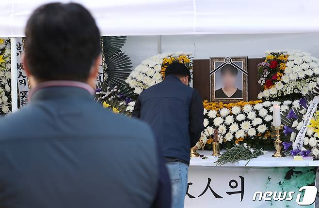 17일 오후 경기 평택시 팽성읍 SPL 평택공장 앞에서 열린 평택 제빵공장 사망사고 희생자 추모제에서 현장 근로자 및 관계자들이 조문을 하고 있다(뉴스1DB)ⓒ News1