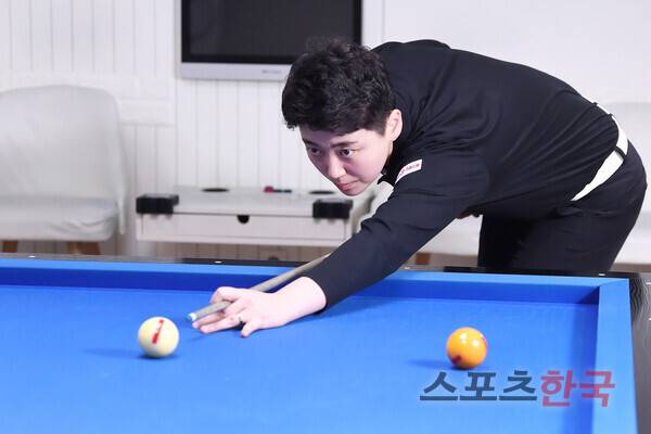 프로당구 선수 백민주가 스트로크 자세를 취하고 있다. ⓒ이혜영 기자 lhy@hankooki.com