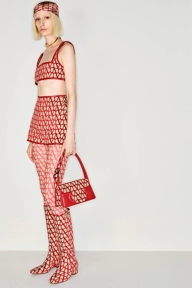 사진 : 이탈리아 럭셔리 오트 쿠틔르 브랜드 메종 발렌티노(Maison Valentino), '발렌티노 트왈 이코노그라프(Valentino Toile Iconographe)'