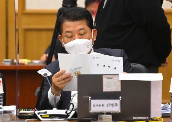김병주 더불어민주당 의원이 20일 오후 충남 계룡대에서 열린 국회 국방위의 육군본부에 대한 국정감사에서 업무보고 내용을 살펴 보고 있다. ⓒ News1 김기남 기자 /사진=뉴스1