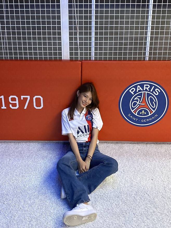 파리 생제르맹 유니폼을 청바지와 매치한 모습. 유혜송 제공