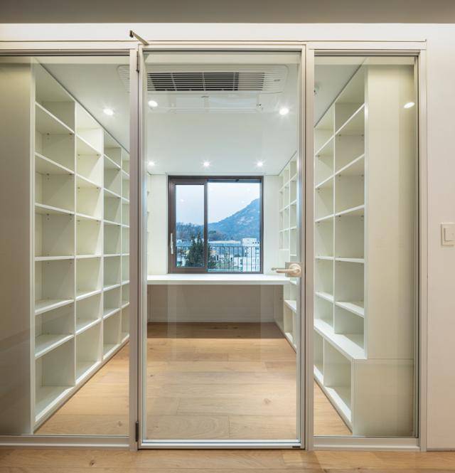 부부가 많은 시간을 보내는 2층 서재는 넓지 않은 공간이지만 전면에 큰 창을 내고 투명한 문으로 계획해 개방감을 살렸다. 신경섭 건축사진작가 제공