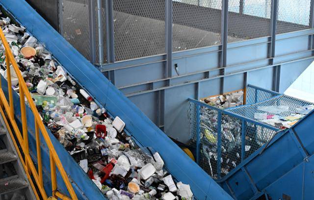 주민들이 분리·배출한 재활용품들이 지난달 28일 서울 도봉구 자원순환센터 선별장에서 선별 과정을 거치기 위해 컨베이어 벨트를 통해 이동하고 있다. 서재훈 기자