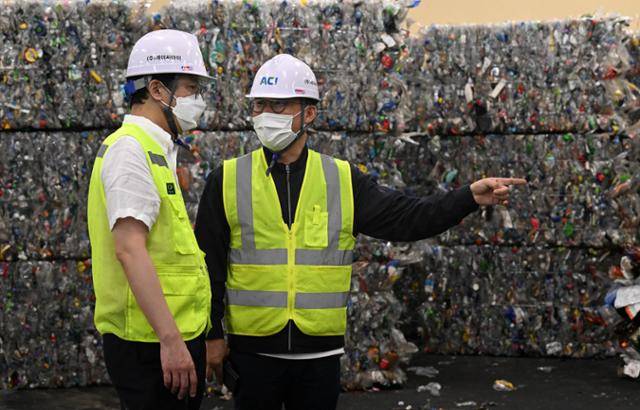 김현수(오른쪽) ACI 대표가 지난달 28일 서울 도봉구 자원순환센터에서 선별 과정을 거쳐 소재별로 압축한 폐플라스틱 더미 앞에서 이야기하고 있다. 서재훈 기자