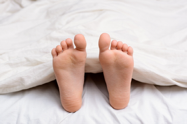 당뇨병, 허리디스크 등에 의해 발바닥의 신경이 손상되면 작열감에 의해 잠을 설칠 수 있다./사진=게티이미지뱅크
