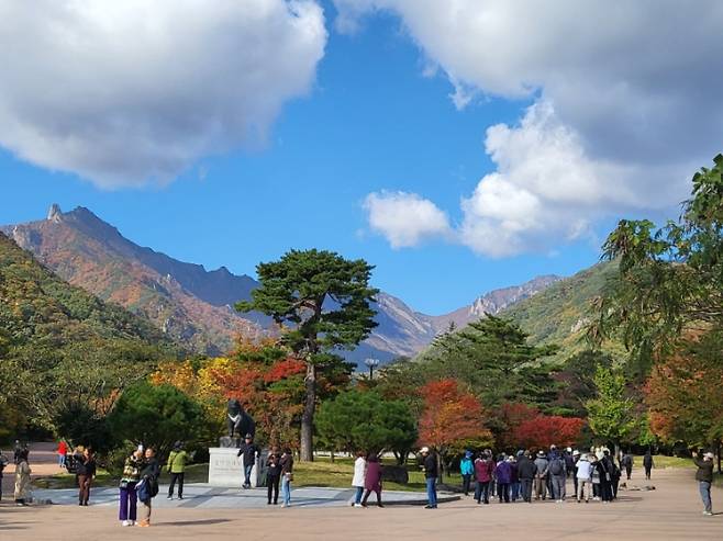 설악산 소공원을 찾은 행락객들. 설악산국립공원사무소 제공