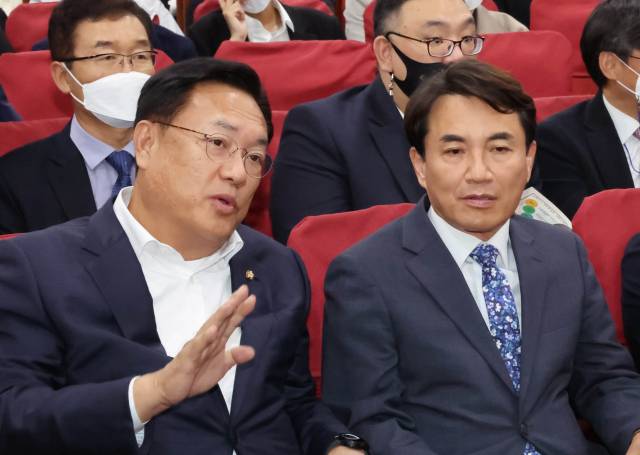 ▲국민의힘 정진석 비상대책위원장과 김진태 강원도지사가 11일 국회 의원회관에서 열린 '반도체 인력양성의 대전환! 강원도가 시작합니다' 토론회에서 대화를 나누고 있다. ⓒ연합뉴스