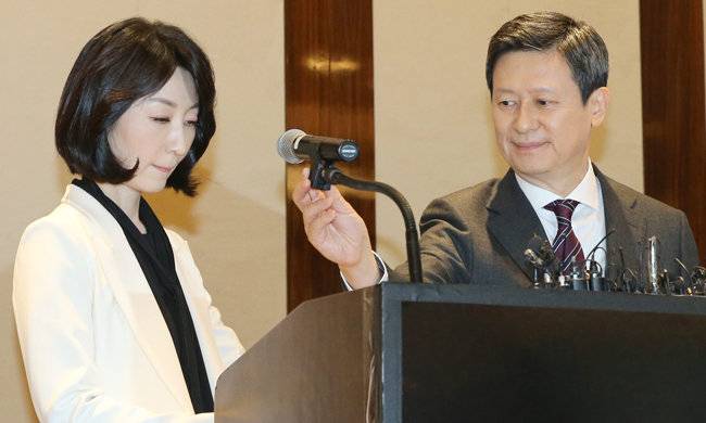 2015년 10월 8일 신동주 전 일본 롯데홀딩스 부회장(오른쪽)이 서울 소공동 웨스틴 조선호텔에서 기자회견을 열면서 입장 발표를 부인 조은주 씨에게 부탁하고 있다. [동아DB]