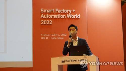 김민교 빅웨이브로보틱스 대표가 지난 4월 코엑스에서 열린 스마트 팩토리 오토메이션 월드(SFAW) 2022 행사에서 발표하고 있다. [제공사진]
