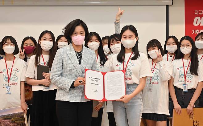 입장문 전달 위해 외교부 방문한 지구기후팬클럽 어셈블 세이브더칠드런 지구기후팬클럽 어셈블 소속 아동들이 20일 서울 종로구 외교부 청사를 찾아 김효은 기후변화대사에게 기후 위기에 대한 입장문을 전달했다. [세이브더칠드런 제공. 재판매 및 DB 금지]