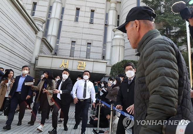 서욱 전 국방장관에게 달려드는 이래진씨 (서울=연합뉴스) 신준희 기자 = '서해 피격 공무원'의 형 이래진씨(오른쪽)가 21일 서초동 서울중앙지법에서 은폐 의혹과 관련해 영장실질심사를 받고 나오는 서욱 전 국방장관에게 다가가고 있다. 
    이씨는 서 전 장관에게 갑작스럽게 달려들었지만 방호 요원들에 의해 제지당했다. 2022.10.21 hama@yna.co.kr