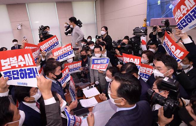 20일 국회 법제사법위원회에서 열린 대검찰청 국정감사에서 더불어민주당 의원들이 김도읍 위원장의 일방적인 회의 진행에 항의하고 있다. (사진= 국회사진기자단)