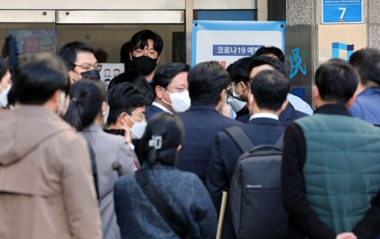 지난 19일 불법 자금 수수 의혹과 관련해 김용 민주연구원 부원장을 체포한 서울중앙지검 반부패수사3부 관계자들이 민주연구원 압수수색을 위해 서울 여의도 민주당사로 진입을 시도하다 당직자들과 대치하고 있다. [이미지출처=연합뉴스]