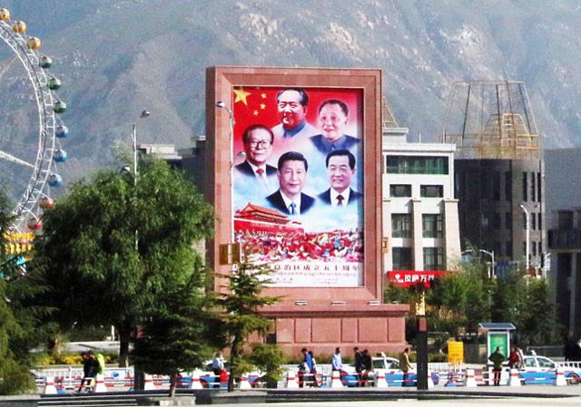 2016년 티베트 라싸 기차역 앞에 자치구 성립 50주년 기념 장식물로 역대 중국 지도자의 사진이 걸려 있다. ⓒ최종명