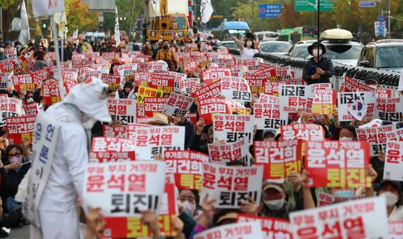 촛불행동 관계자와 시민들이 15일 오후 서울 중구 태평로에서 일대에서 열린 윤석열 대통령 퇴진 및 김건희 여사 특검 수사를 촉구하는 구호를 외치고 있다. [사진=뉴시스]