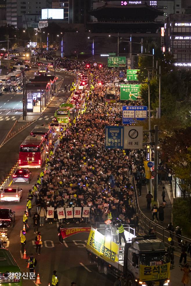 전국에서 모인 촛불행동 참가자들이 22일 서울 중구 시청역 일대에서 윤석열 대통령의 퇴진과 김건희 여사의 특검을 요구하며 용산 대통령실 방향으로 행진하고 있다. 문재원 기자