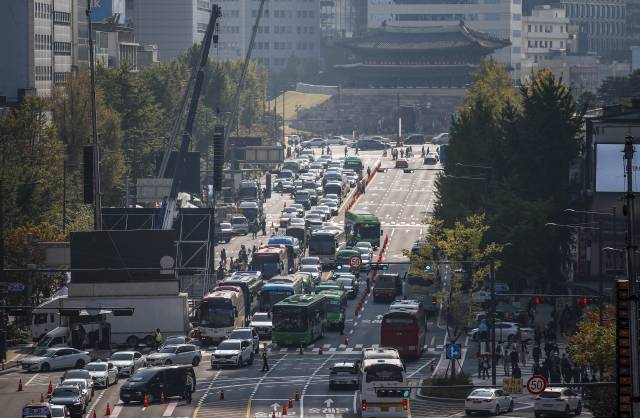 22일 서울 도심에 10만명 규모의 보수, 진보단체의 집회가 예정된 가운데 종로구 세종대로가 차로 막히고 있다. 뉴시스