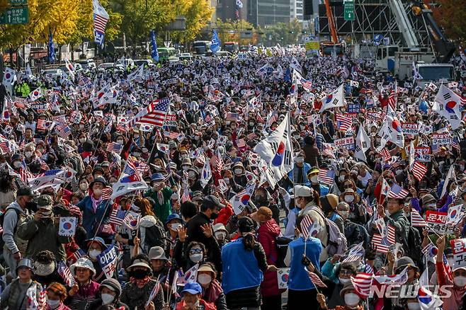 [서울=뉴시스] 정병혁 기자 = 22일 서울 종로구 세종대로에서 열린 자유통일 주사파 척결 국민대회에서 참가자들이 태극기와 성조기를 들고 있다. 2022.10.22. jhope@newsis.com