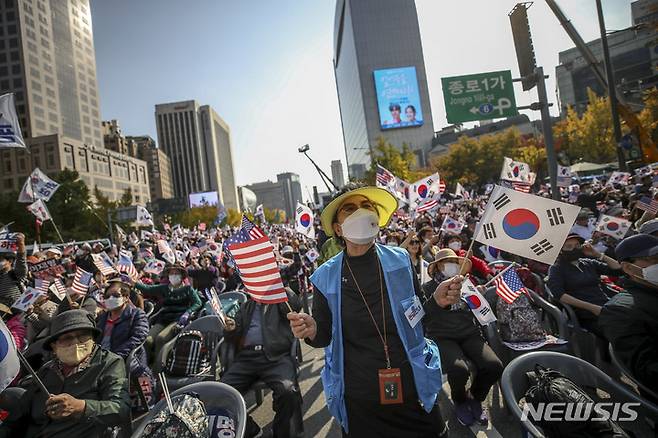 [서울=뉴시스] 정병혁 기자 = 22일 서울 종로구 세종대로에서 열린 자유통일 주사파 척결 국민대회에서 참가자들이 태극기와 성조기를 들고 있다. 2022.10.22. jhope@newsis.com
