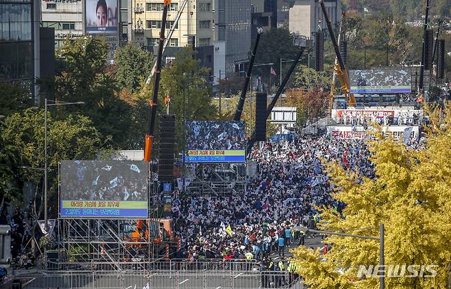 [서울=뉴시스] 정병혁 기자 = 22일 서울 종로구 세종대로에서 열린 자유통일 주사파 척결 국민대회에서 참가자들이 태극기와 성조기를 들고 있다. 2022.10.22. jhope@newsis.com