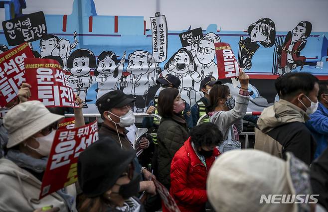 [서울=뉴시스] 정병혁 기자 = 22일 서울 중구 태평로에서 열린 촛불행동 김건희 특검 윤석열 퇴진 11차 전국집중 촛불대행진에서 참가자들이 피켓을 들고 구호를 외치고 있다. 2022.10.22. jhope@newsis.com