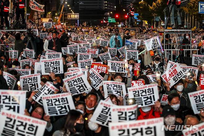 [서울=뉴시스] 정병혁 기자 = 22일 서울 중구 태평로에서 열린 촛불행동 김건희 특검 윤석열 퇴진 11차 전국집중 촛불대행진에서 참가자들이 촛불을 들고 구호를 외치고 있다. 2022.10.22. jhope@newsis.com