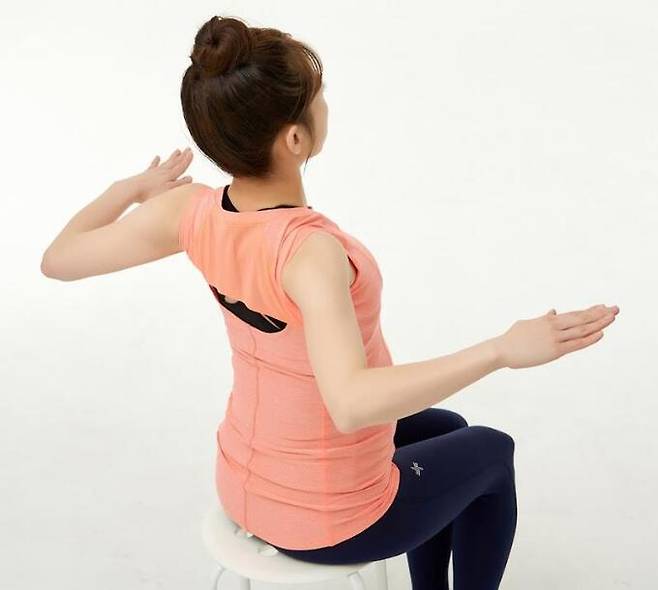 가슴을 펴는 W자세. 리셋재활의학과 제공