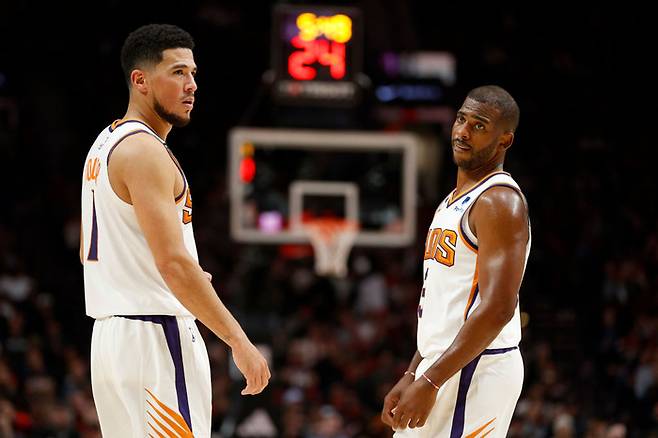 데빈 부커(왼쪽)와 크리스 폴의 모습. 게티 이미지 제공