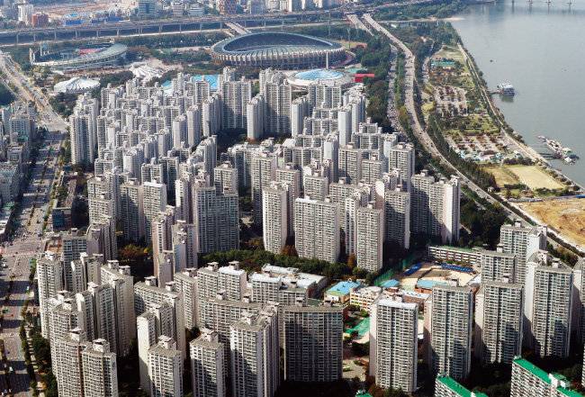 고금리 여파로 전국 주택 매매 가격과 전세 가격이 일제히 하락하고 있다.사진은 서울 잠실 아파트 전경. [뉴스1]