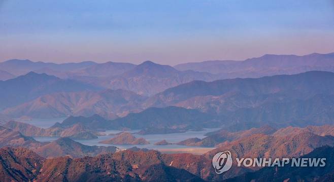 백암산 정상에서 바라본 북한의 가을 (화천=연합뉴스) 양지웅 기자 = 21일 강원 화천군 백암산 케이블카 전망대에서 바라본 북한 금강산댐(임남댐) 일원이 가을로 물들어 있다. 2022.10.21 yangdoo@yna.co.kr