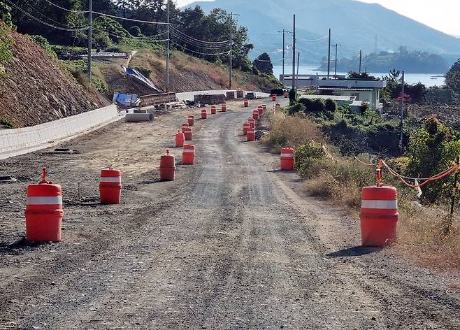 사천케이블카 자연휴양림 진입로 공사 '하세월' (사천=연합뉴스) 지성호 기자 = 경남 사천 케이블카 자연휴양림 진입로인 실안마을∼자연휴양림 간 1.7㎞ 도로개설 공사 구간. 2022.10.22 shchi@yna.co.kr