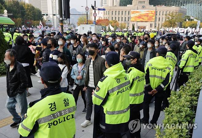 충돌 우려로 경찰 배치 (서울=연합뉴스) 한종찬 기자 = 22일 오후 서울 시청역 일근에서 보수·진보 단체의 대규모 집회가 열린 가운데 충돌 방지를 위해 경력이 배치되어 있다. 2022.10.22 saba@yna.co.kr