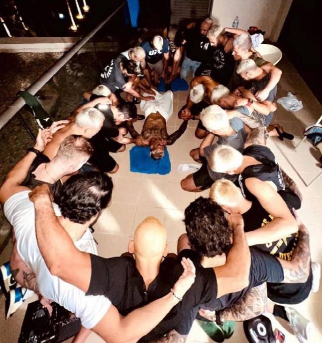 전 라이트급 챔피언 찰스 올리베이라(가운데). 출처 | 찰스 올리베이라 채널