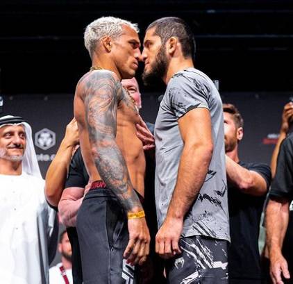 찰스 올리베이라(왼쪽)와 이슬람 마카체프가 21일 열린 기자회견에서 신경전을 벌이고 있다. 사진 | UFC