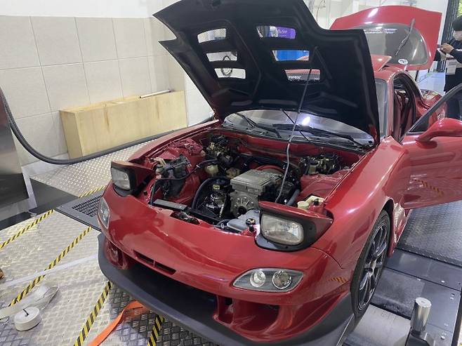 제주 EV랩에서 주행실험중인 마쯔다 RX-7. 제주=고재원 기자 jawon1212@donga.com