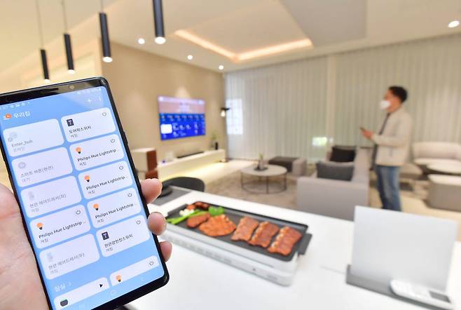 경기도 삼성디지털프라자 용인구성본점 쇼룸에서 관계자가 스마트싱스를 시연하고 있다. (자료: 전자신문 DB)