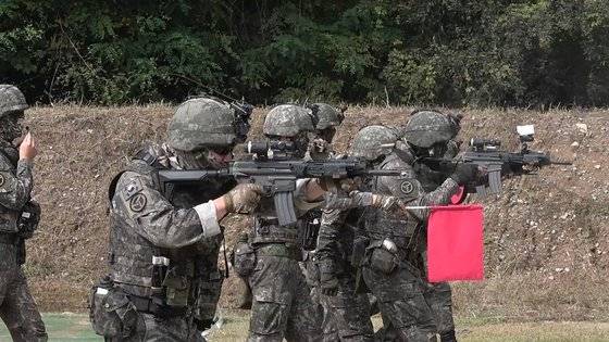 제37보병사단 중원여단 기동중대원이 이동간 재장전 사격 훈련을 하고 있다. 영상캡처