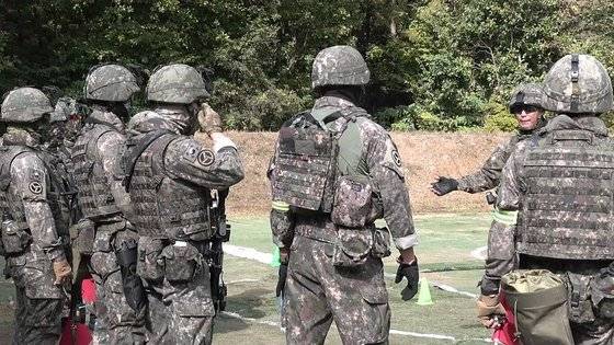 제37보병사단 중원여단 기동중대가 중대의 행정보급관인 양철현 상사로부터 근접전투 사격에 대한 내용을 듣고 있다. 근접전투 훈련에선 주요 사항을 머리로 이해하는 게 가장 중요하다. 영상캡처