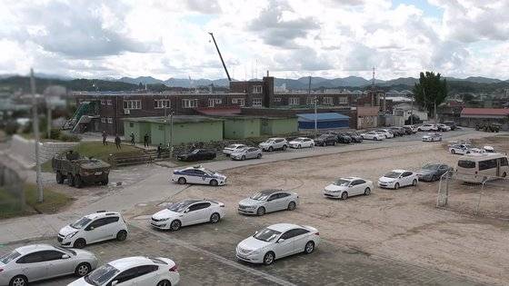 제37보병사단 중원여단 기동중대와 경찰중앙학교 교관단의 대터레 합동 훈련에서 경찰 순찰차 2대와 군 K806 장갑차가 테러범이 인질을 붙잡고 농성 중인 '아세아 대학 기숙사'에 출동하고 있다. 영상캡처