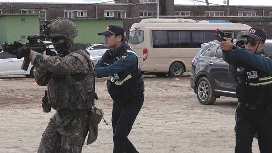 제37보병사단 중원여단 기동중대와 경찰중앙학교 교관단의 대터레 합동 훈련에서 테러범 2명이 인질로 붙잡은 학생들을 살해하려고 하자 군과 경찰이 진압하려고 팀을 꾸려 건물로 들어가고 있다. 원래 대터레 특수부대를 기다리는 게 원칙이지만 이 훈련에선 긴급한 상황이라 군경 연합팀이 투입하는 내용으로 진행됐다. 영상캡처