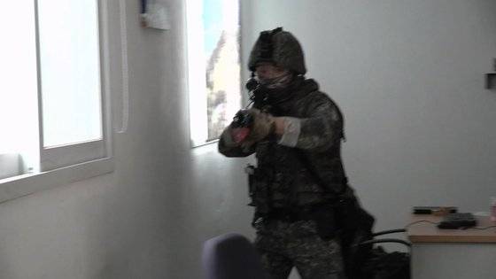 제37보병사단 중원여단 기동중대와 경찰중앙학교 교관단의 대터레 합동 훈련에서 기동중대원이 테러범을 발견하고 사격하고 있다. 영상캡처